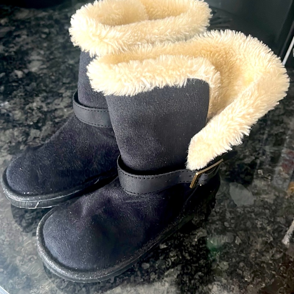 Oshkosh black boots size toddler size 8